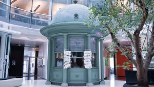 Inngangsparti med gammel Narvesen kiosk