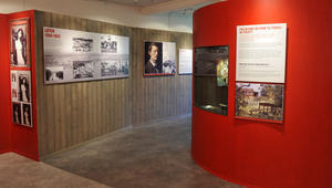 En rød monter danner senter i rommet. Fargen står i kontrast til de grå veggene og symboliserer det ekspressive uttrykket i kunsten til Edvard Munch.