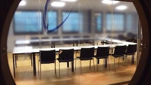 Gjennom 'koøyet' i inngangsdøren. Gjennom 'koøyet' i inngangsdøren.