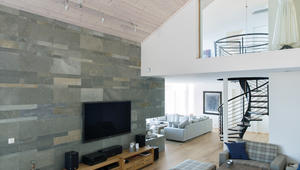 Spisestue, TVstue og peisestue er et åpent rom med to takhøyder. TV-veggen og gasspesen er en tett vegg kledd i grå skifer. Spisestue, TVstue og peisestue er et åpent rom med to takhøyder. TV-veggen og gasspesen er en tett vegg kledd i grå skifer.