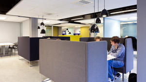 Studieplass med høye sofaer