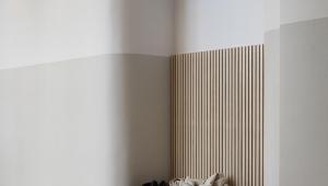 De dype døråpningene inn til det som tidligere var operasjonssaler, er i dag perfekte for sittebenkerfor publikum i korridorene. Tilpasning til bygg, refitting, bench