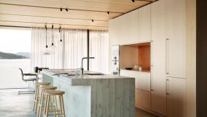 Både vask og koketopp er plassert på kjøkkenøya slik at matlagingen kan bli en sosial opplevelse som dessuten byr på fin utsikt. foto: Inger Marie Grini