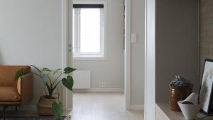 Loftstuen mot gjestesoverom Nyfeltogstrand01_interiørarkitekter_innredning_nøtterøy.jpg