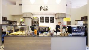 Frieles Kaffe - skranken foran de flotte søylene Frieles Kaffe - skranken foran de flotte søylene