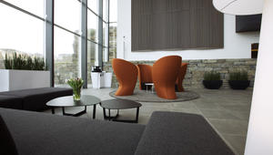 Foaje-ventesone med spesialdesignet akustisk vegg