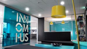 Innomhus resepsjonsområde. Logo og utsmykning vegg utført av Fredrik Rysjedal. Innomhus resepsjonsområde. Logo og utsmykning vegg utført av Fredrik Rysjedal.