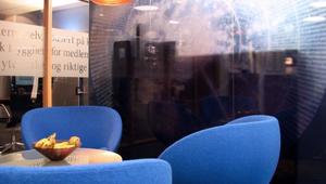 Interiør Havtrygd kontorlokale. Møblement. Grafisk utsmykning glassvegg utført av Maria Sannes. Interiør Havtrygd kontorlokale. Møblement. Grafisk utsmykning glassvegg utført av Maria Sannes.