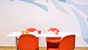 Mercursenteret, Trondheim. Fleksible møteromsfasiliteter. Lite møterom for 4-6 personer, utsmykket med elementer fra senterets grafiske profil. Mercursenteret, Trondheim. Fleksible møteromsfasiliteter. Lite møterom for 4-6 personer, utsmykket med elementer fra senterets grafiske profil.