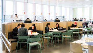 SiT Kafe Hangaren. Innredningskonsept sammensatt av ulike miljøer for å møte studentenes mangfoldige behov og ønsker for kantina. SiT Kafe Hangaren. Innredningskonsept sammensatt av ulike miljøer for å møte studentenes mangfoldige behov og ønsker for kantina.