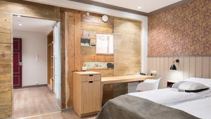  et av de store rommene i Nordaashuset er det innfelt en 100 år gammel glødelampe for å symbolisere at det var dette huset som først fikk elektrisitet i Egersund.