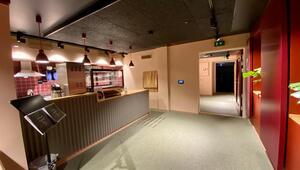 Kafé og billettering med foajé i bakgrunn