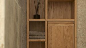 Baderomsmøbel i heltre eik