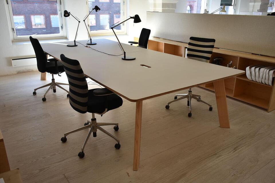 Arbeidsbord til salgs