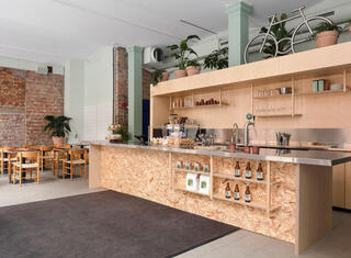 Den nye kafeen byMad i Pilestredet 27, som også huser arkitekter, interiørarkitekter og byutviklere i etasjen over. På bakkeplan kan du drikke kaffe mens du ser arkitektene i arbeid fra verkstedet. Foto Kyrre Sundal