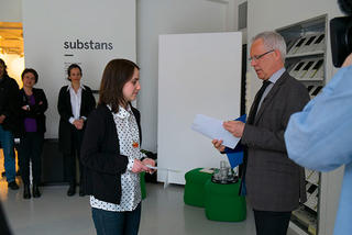 Regiondirektør Torbjørn Nævdal i Statsbygg Vest overrakte prisen. Foto: KHiB